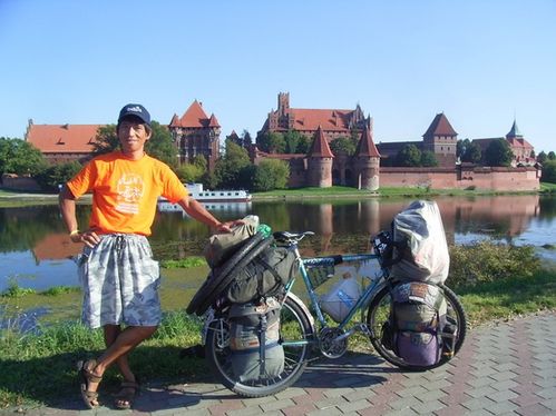 Daisuke Nakanishi posed with his bicycle